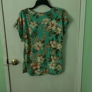 Cure tropical print short sleeve top.